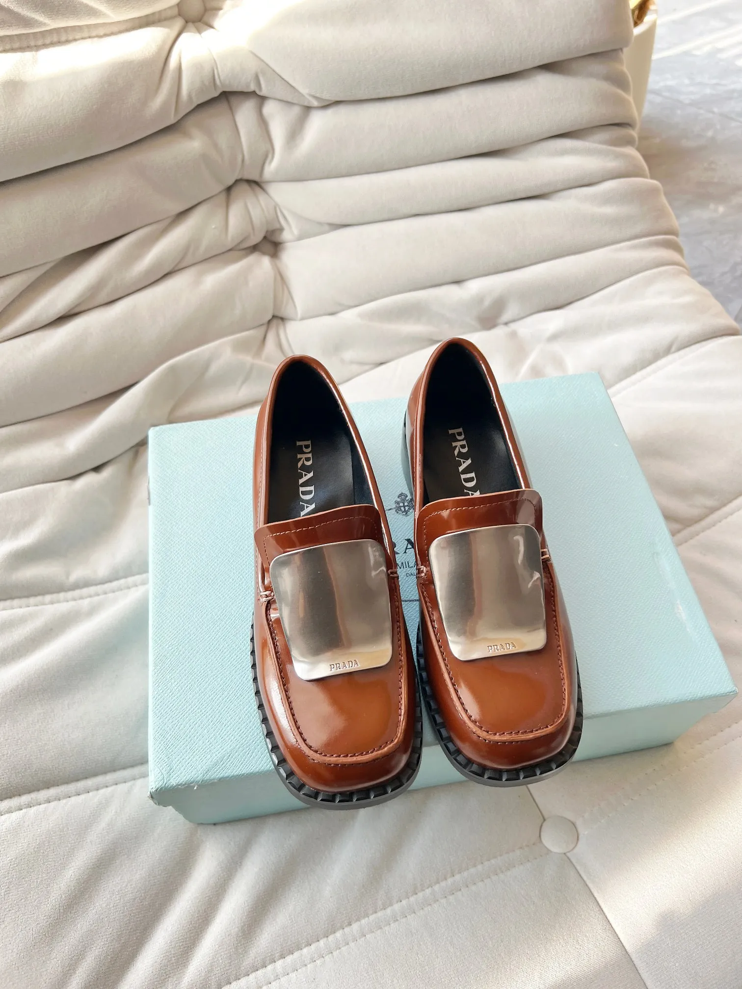 👟👟Ex-factory price 560👟👟 Prada’s new spring and summer women’s clothing｜Absolutely beautiful🥰Exception! Extra number! Anita will continue to update the latest SS25 catwalk pre-sale models, with novel logos as soul mates. Full of fun ~ Adhering to the trend-setting vane, you must believe in Prada's ability to capture fashion. 35-42 yards